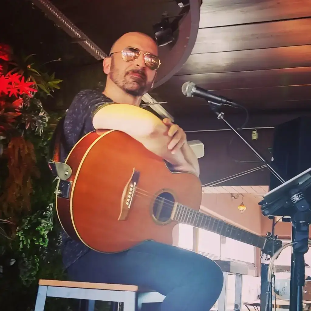 Fernando de Tú a Tú músico en Málaga actuando en concierto acústico
