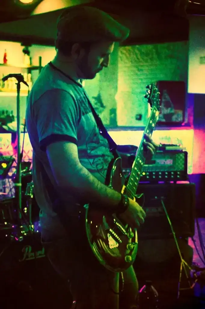 Grupo de versiones actuando en Benalmádena