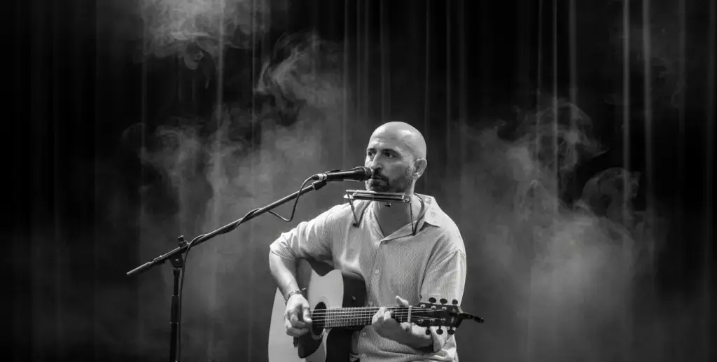 Inicio 1 Fernando de tú a tú con su grupo de versiones en Málaga