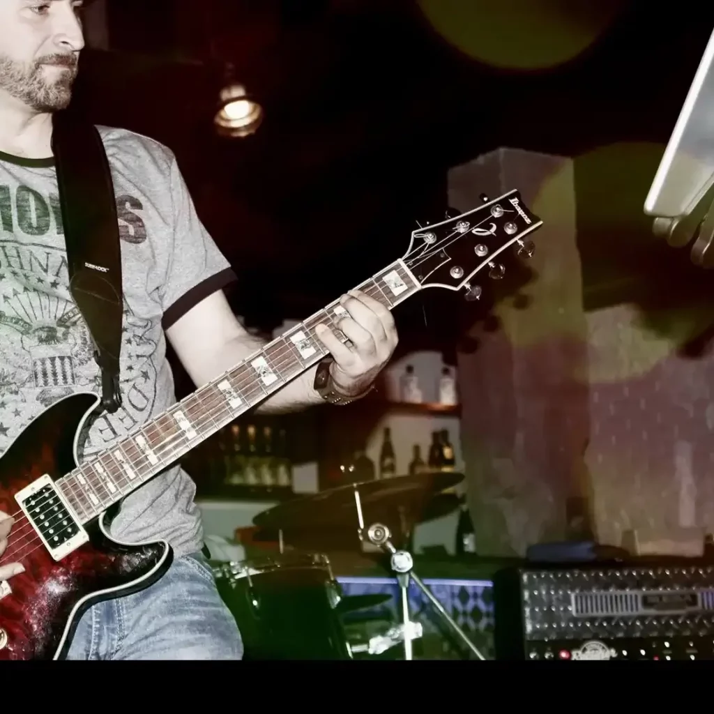 Grupo de Versiones en Granada: Pop-Rock en Directo para tu Evento 1 Fernando, cantante de grupo de versiones en concierto en Armilla (Granada)