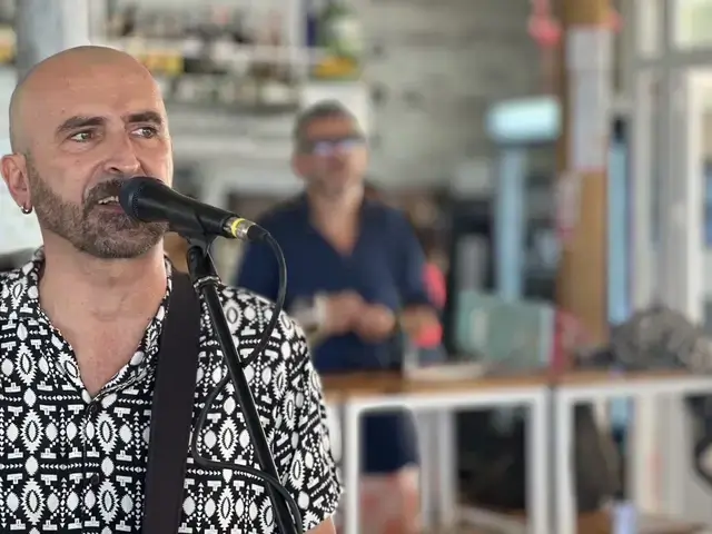 Fernando de tú a tú cantando en Fuengirola - Málaga en concierto acústico