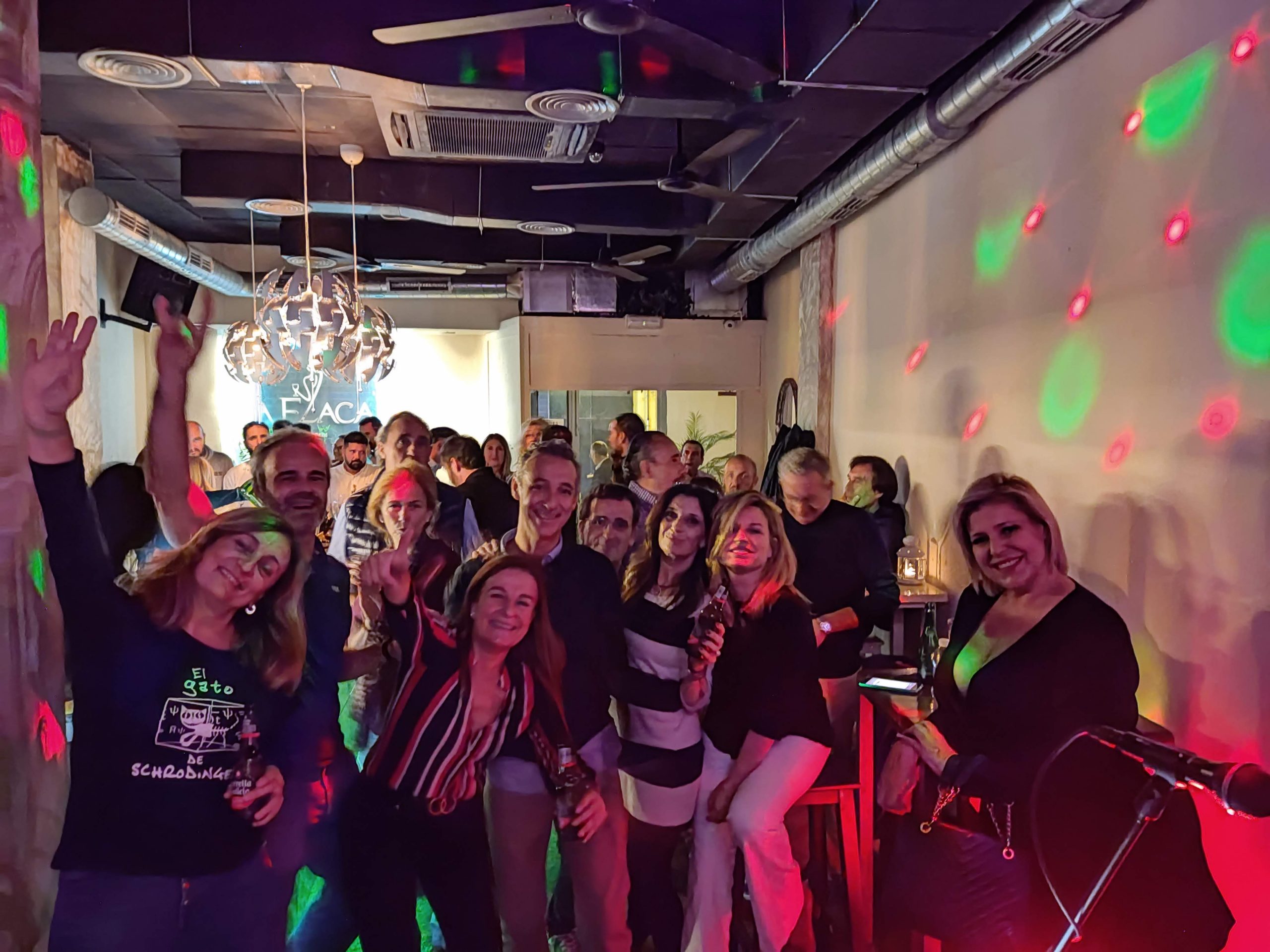 Grupo divirtiéndose en un bar con el concierto Fernando de Tú a Tú 