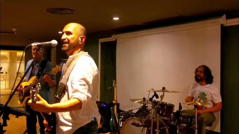 Grupo de versiones tocando en Málaga