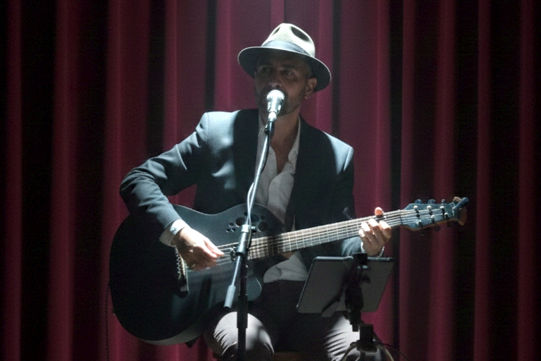 Fernando de Tú a Tú: El Tributo a Joaquín Sabina en Málaga más fiel 1 Fernando de Tú a Tú durante una actuación del tributo a Joaquín Sabina en Málaga